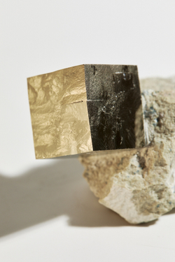 Пирит на породе L