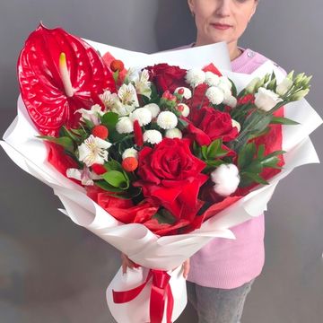 Букет в бело-красной гамме с антуриумом