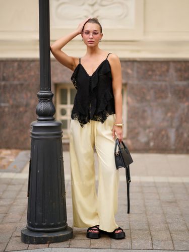 Широкие летние брюки желтого цвета на резинке