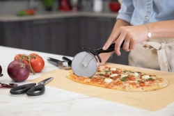 KitchenAid КЛАССИЧЕСКИЙ нож для пиццы.