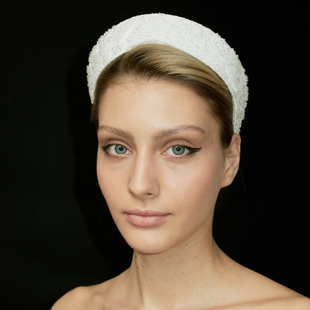 Кокошник S из белого жаккарда с декором