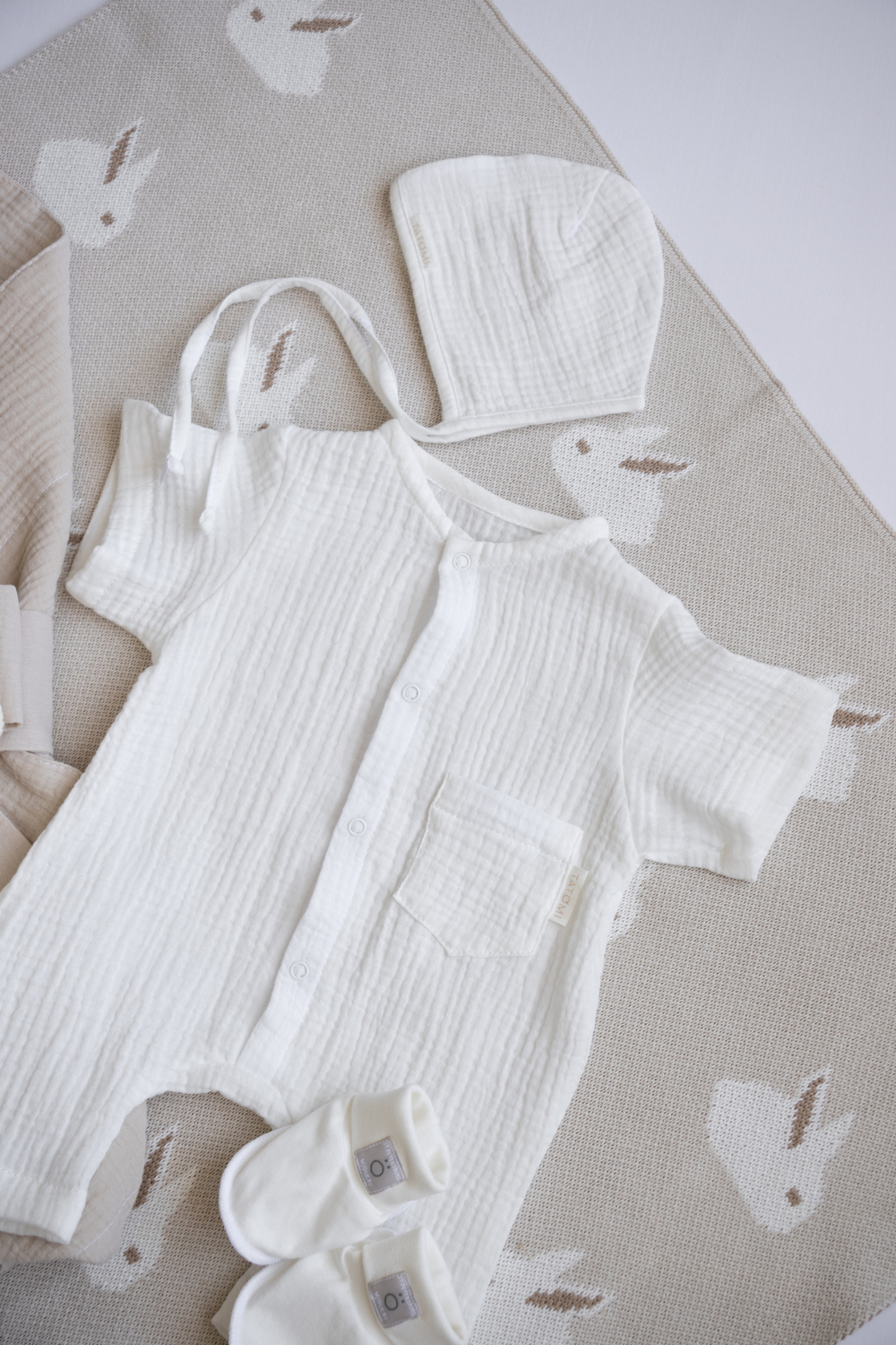 Песочник и чепчик, Белый