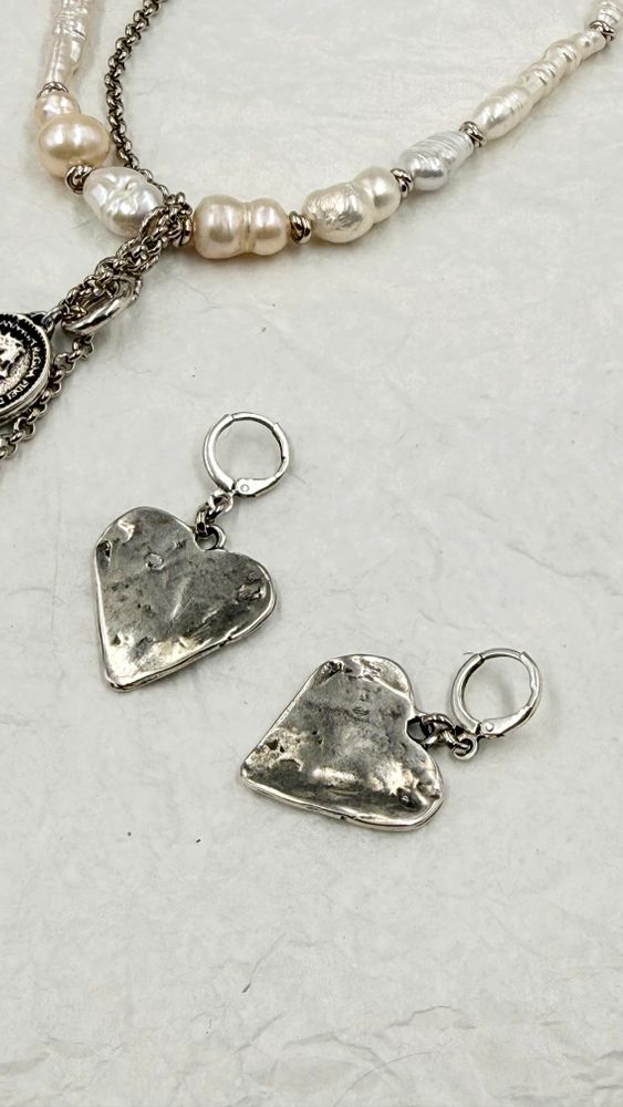 Серьги сердца с эффектом мятого металла, замок левербек, оттенок серебро