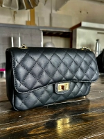 Женская сумка с цепочкой из натуральной кожи черного цвета