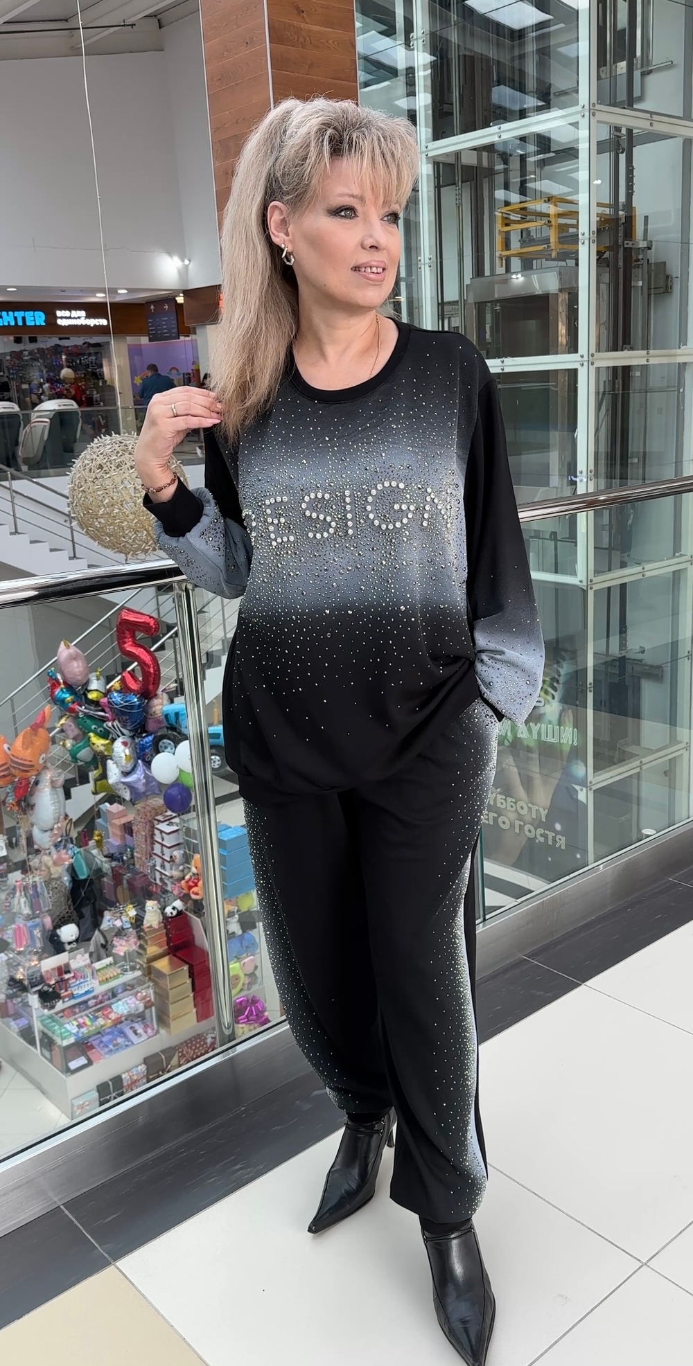 Черный трикотажный костюм со стразовым принтом