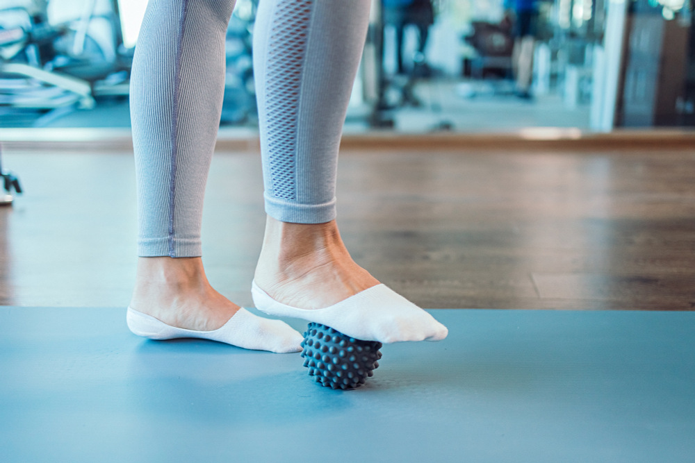 Мяч массажный 9 см серый