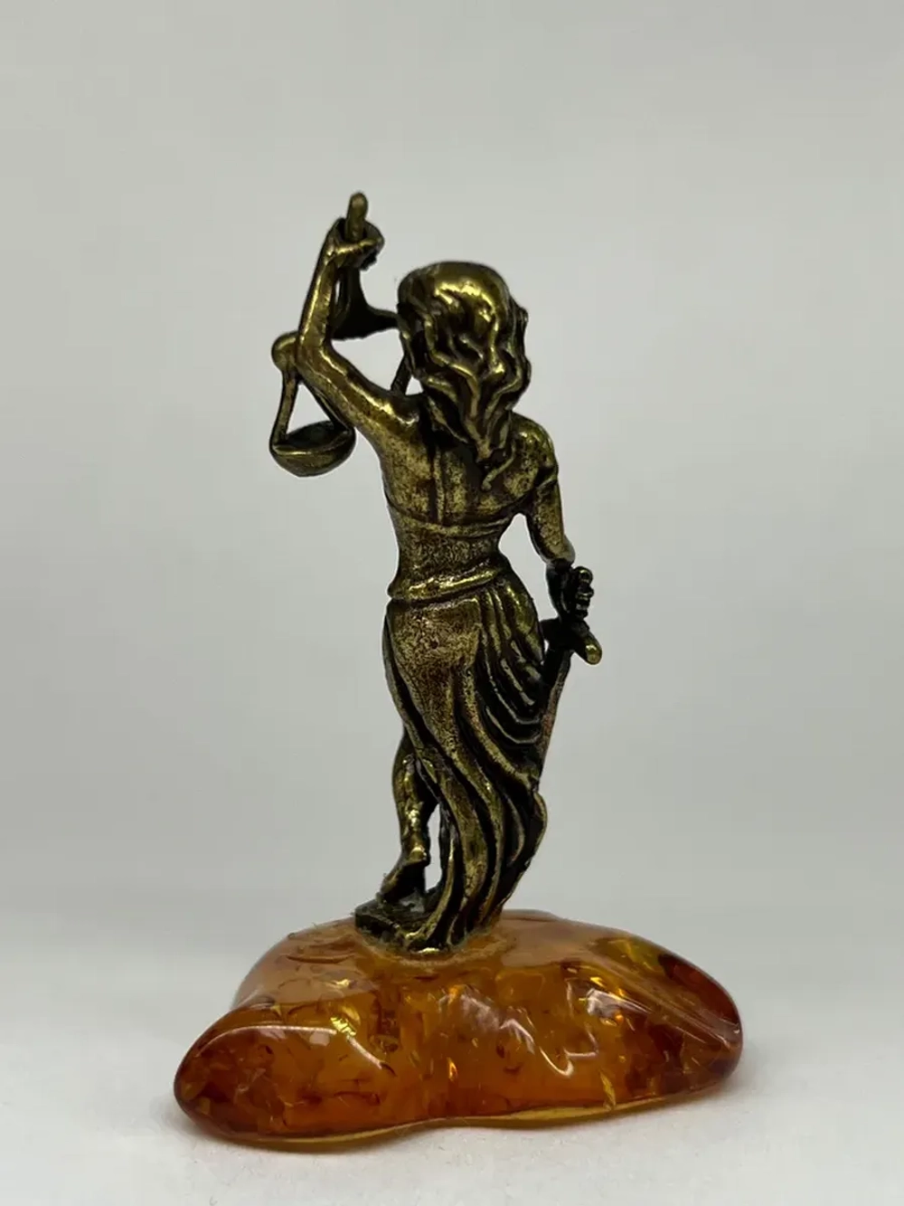 Бронзовая статуэтка на янтаре