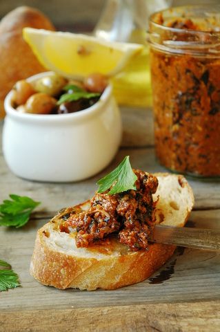 Три рецепта с вялеными томатами + видео томатного песто