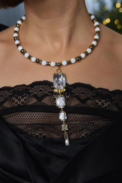 Колье гривна из гематита и белой лавы с дорожкой из кристаллов, оттенок золото антик