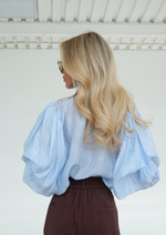 Блуза с рукавами-буфами и бантом