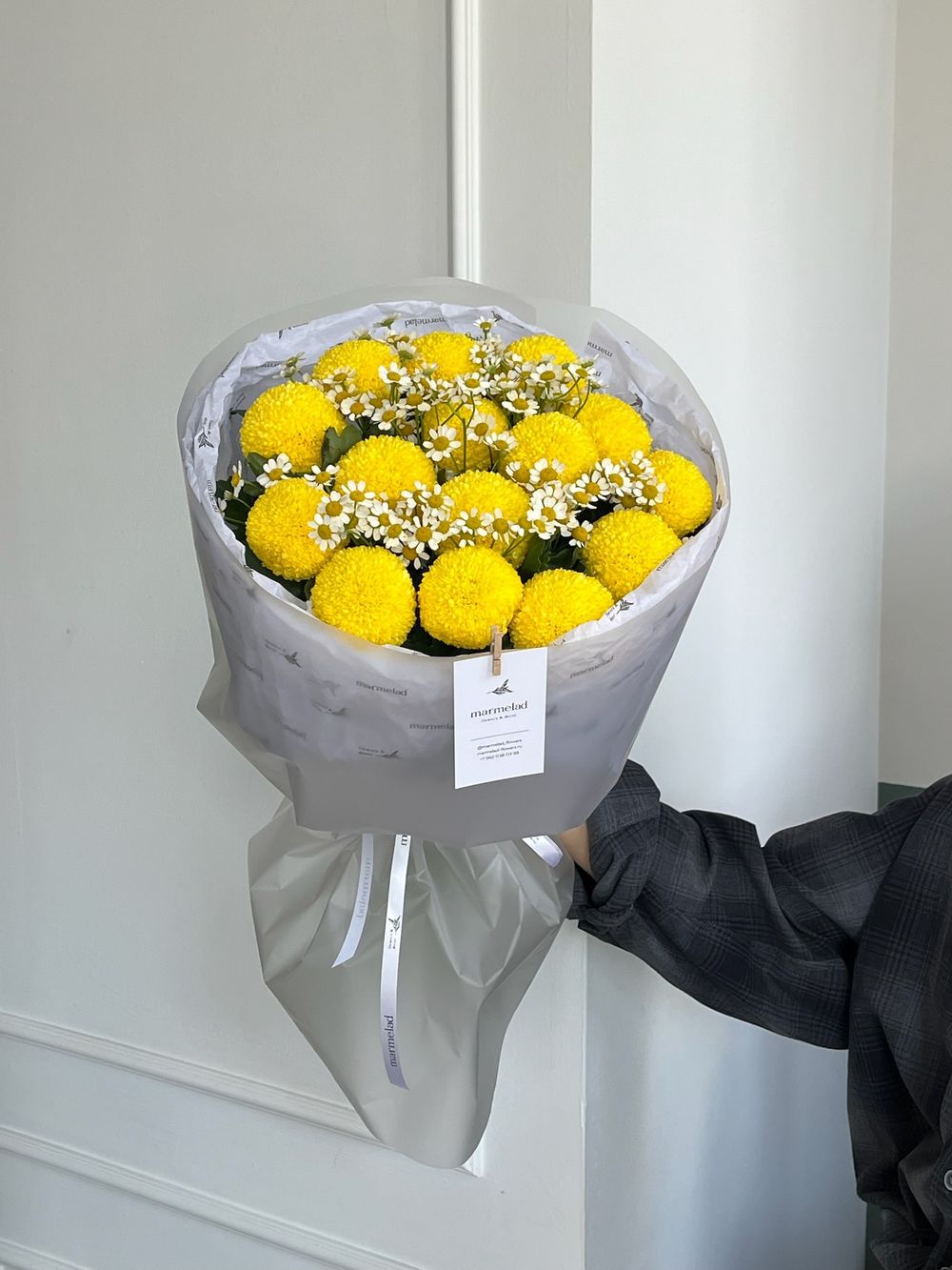 Букет из одноголовой хризантемы и ромашки