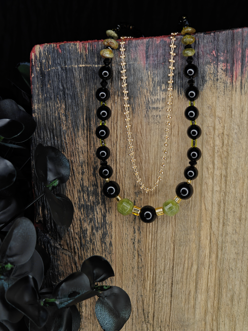 Двурядное колье с перидотом, гроссуляром и агатом