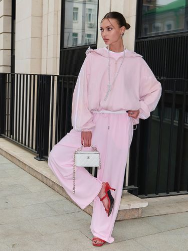 Трикотажный брючный костюм в розовом цвете