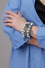 Браслет многорядный с голубыми кристаллами, монетами с профилем Елизаветы II, оттенок серебро