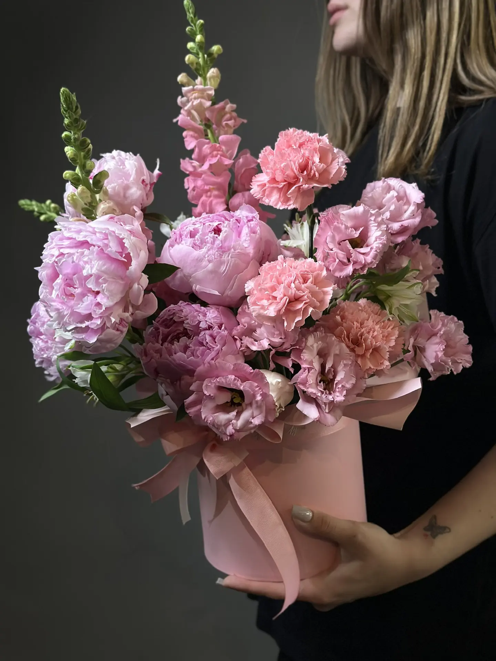 Цветы в коробке «Нежный сюрприз»