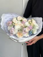 Букет из кустовых пионовидных роз, оксипеталума, маттиолы и амми