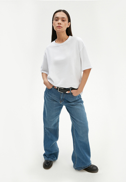 Свободная белая футболка