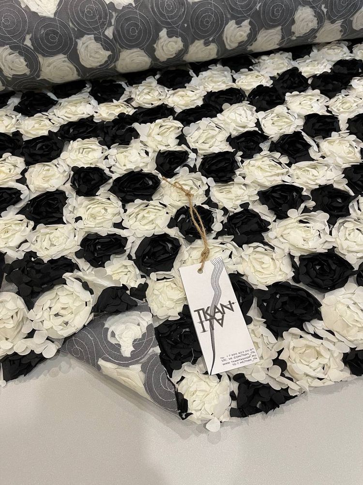 Плательная сетка с фактурными объемными цветами (COMME DES GARÇONS, Белая сетка/настроченные черно-белые цветы, 100%полиэстер, 132 (152), 430 гр/м2)