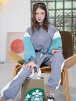 Спортивный костюм для девочки в школу