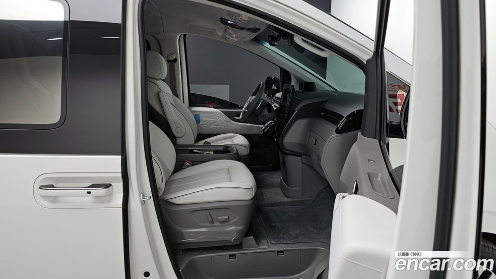 Hyundai Staria 4WD Lounge 7-и местный (06.2023)