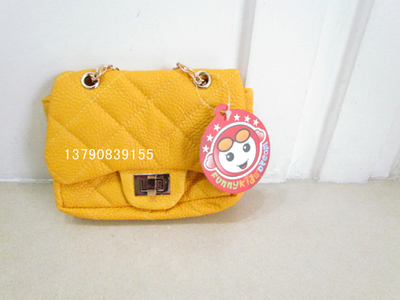 Сумка детская однотонная стеганая на цепочке