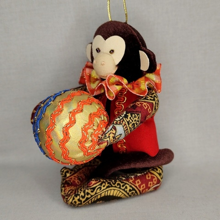 Ёлочная игрушка Обезьяна с мячом