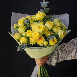 37. Сочный моно-букет из кустовых пионовидных роз