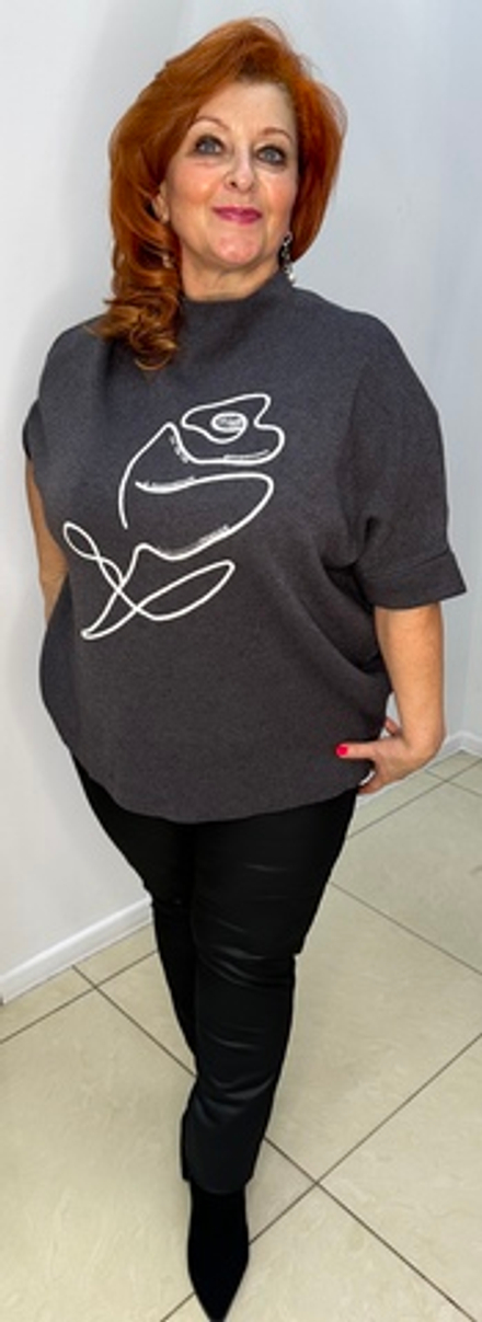 Серый джемпер с изображением цветка