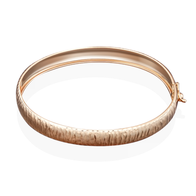 Браслет жесткий из красного золота с алмазной гранью