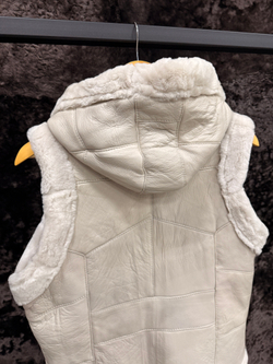 Жилет из натуральной овчины. С капюшоном, 56 Размер