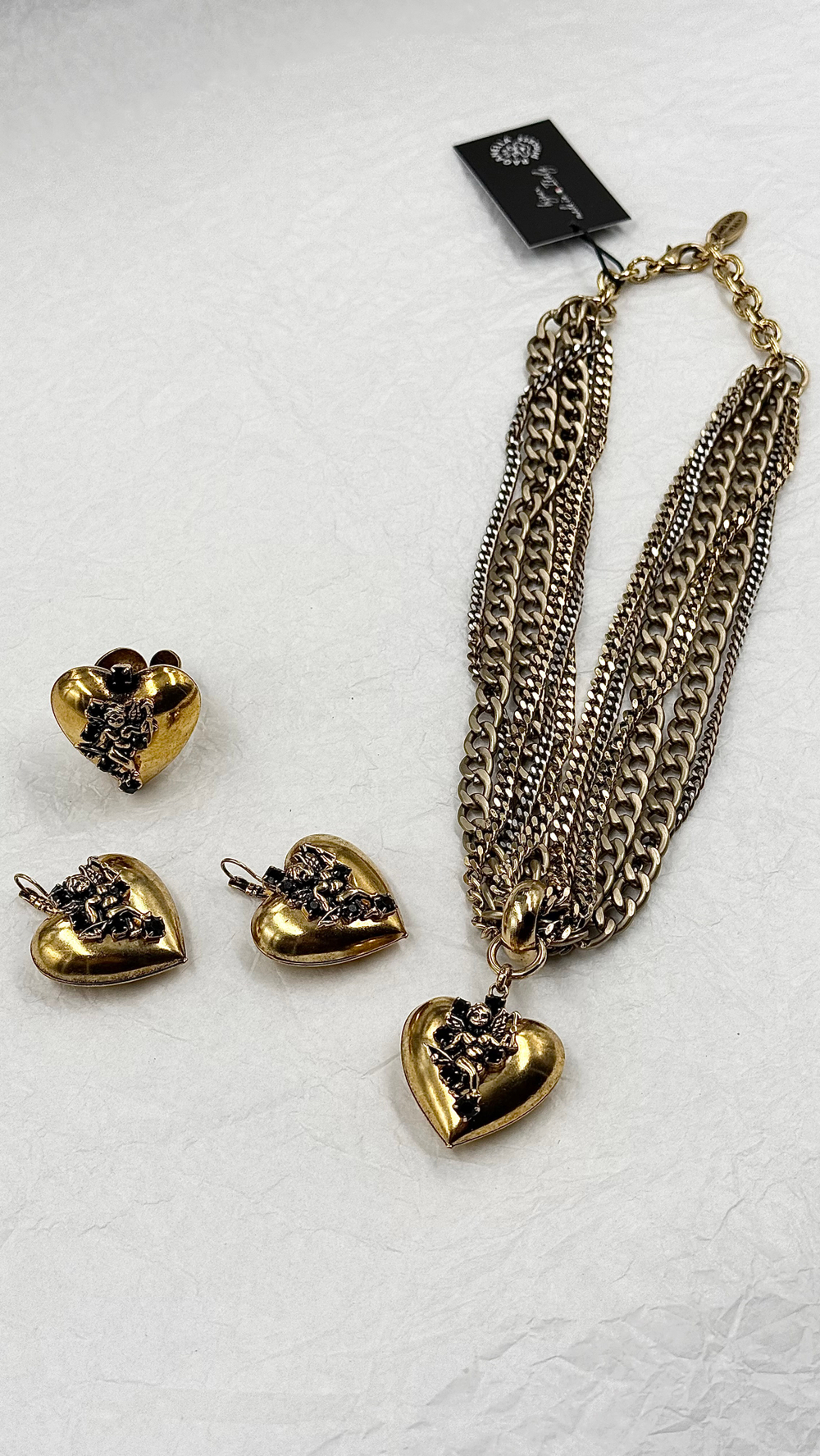 Серьги дутое сердце с ангелом со стрелой и черными кристаллами на каталонском замке, золото антик