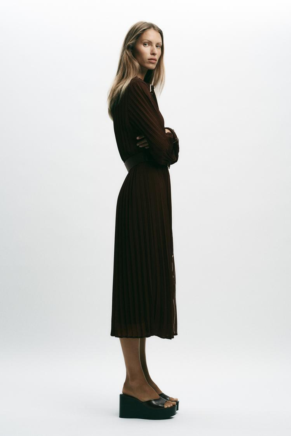 ZARA ПЛИССИРОВАННОЕ ПЛАТЬЕ МИДИ С ПОЯСОМ, КОРИЧНЕВЫЙ