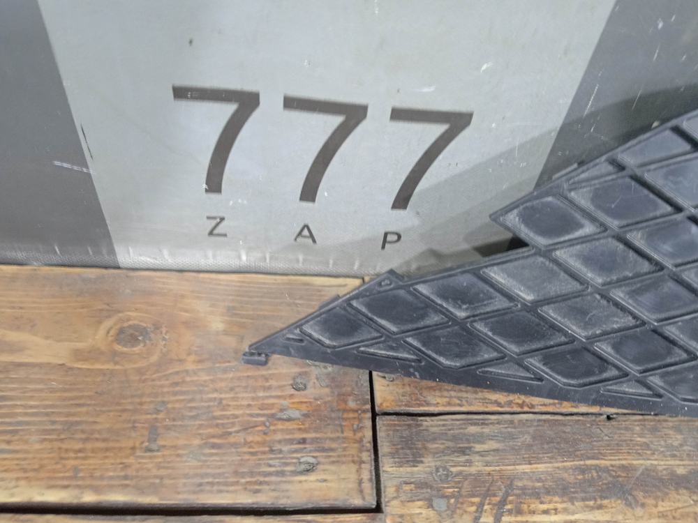 Накладка заднего бампера левая Genesis GV70 21-24 Б/У Оригинал 86691AR600