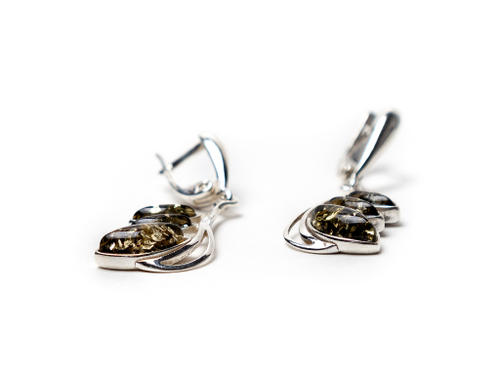 Серьги с натуральным янтарем зеленого цвета