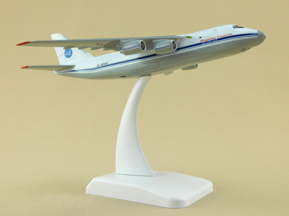 Модель самолета Ан-124-100 (М1:400, ВВС России, RF-82032, Владимир Гладилин)