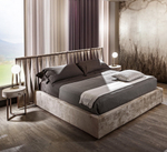 Двуспальная кровать с металлическим изголовьем