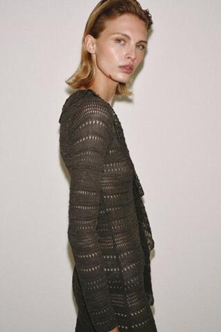 ZARA ПЛАТЬЕ ИЗ ТРИКОТАЖА POINTELLE С ВОЛАНАМИ, СЕРОВАТО-КОРИЧНЕВЫЙ