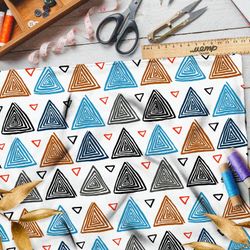 Ткань муслин разноцветные треугольники на белом фоне