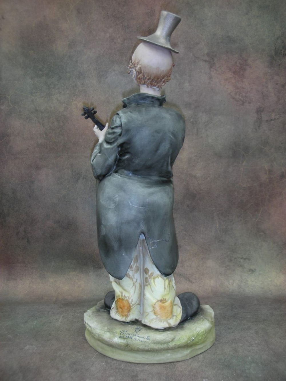 Статуэтка. Фарфор. Клоун с домброй. Capodimonte. Италия