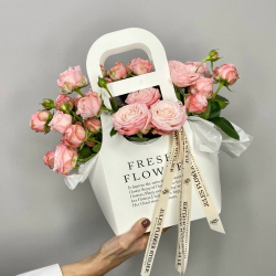 «Карамельный сироп» кустовые пионовидные розы в сумке