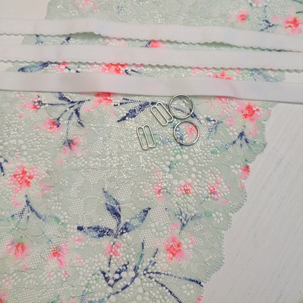 Кружево эластичное, цветы на мятном с серебром