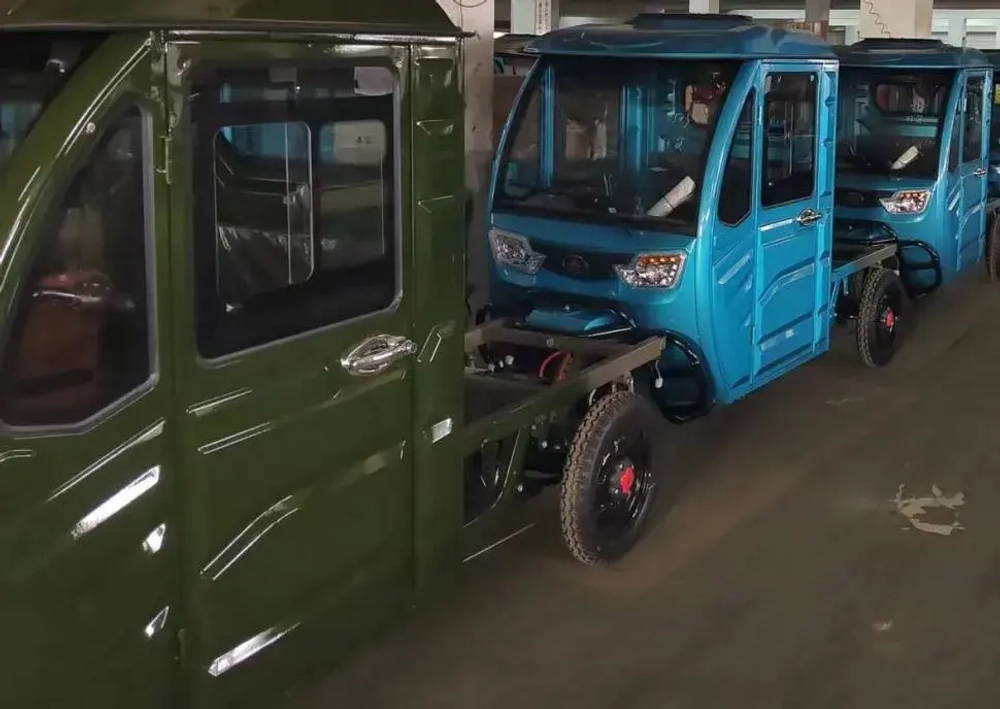Электротрицикл грузовой Green Camel Тендер D1500 (60V 1000W) кабина, понижающая