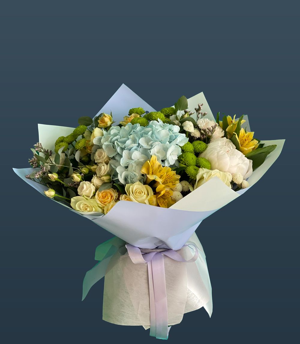 Букет с голубой гортензией