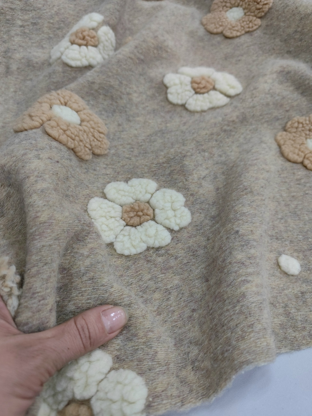 Шерпа с объемным рисунком/ На бежевом цветы