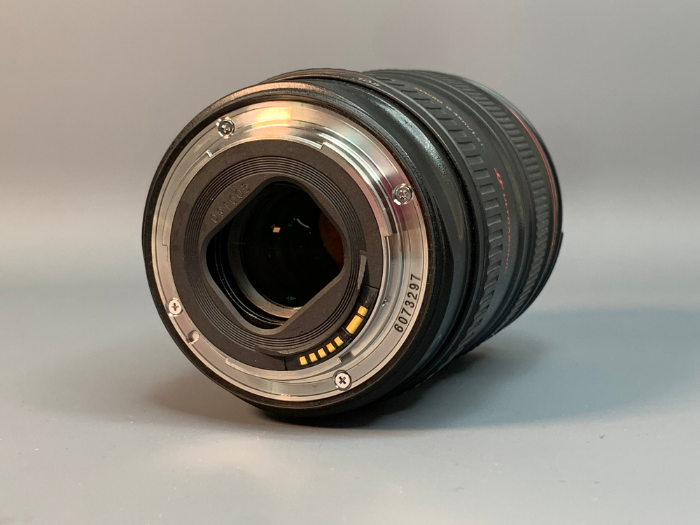 Canon EF 24-105mm f/4L IS USM царапка на передней линзе