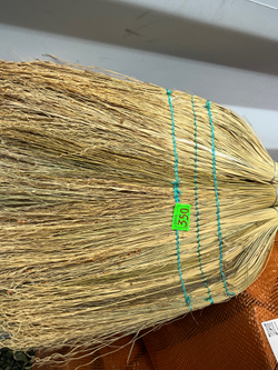 Веник‑метла из сорго с деревянным черенком