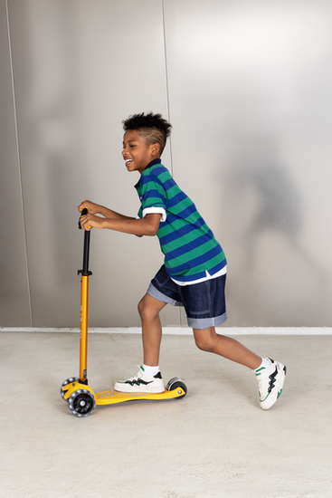 Самокат Maxi Micro Deluxe Pro LED солнечно-жёлтый