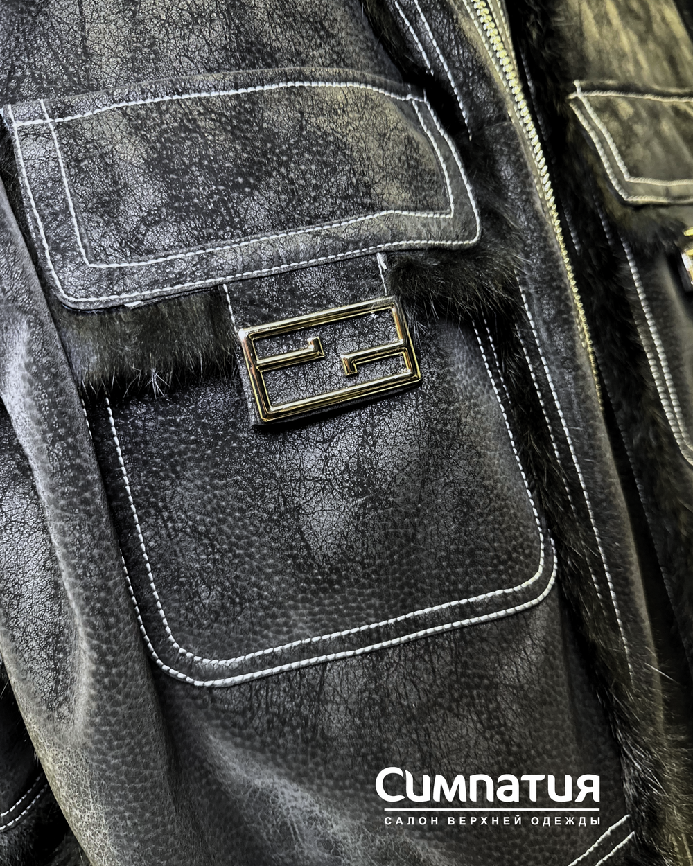 Куртка из эко замши до -15 в черном цвете с декоративным воротником, рукавами и деталями