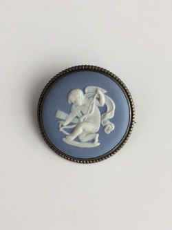 Брошь голубая с Путти Wedgwood