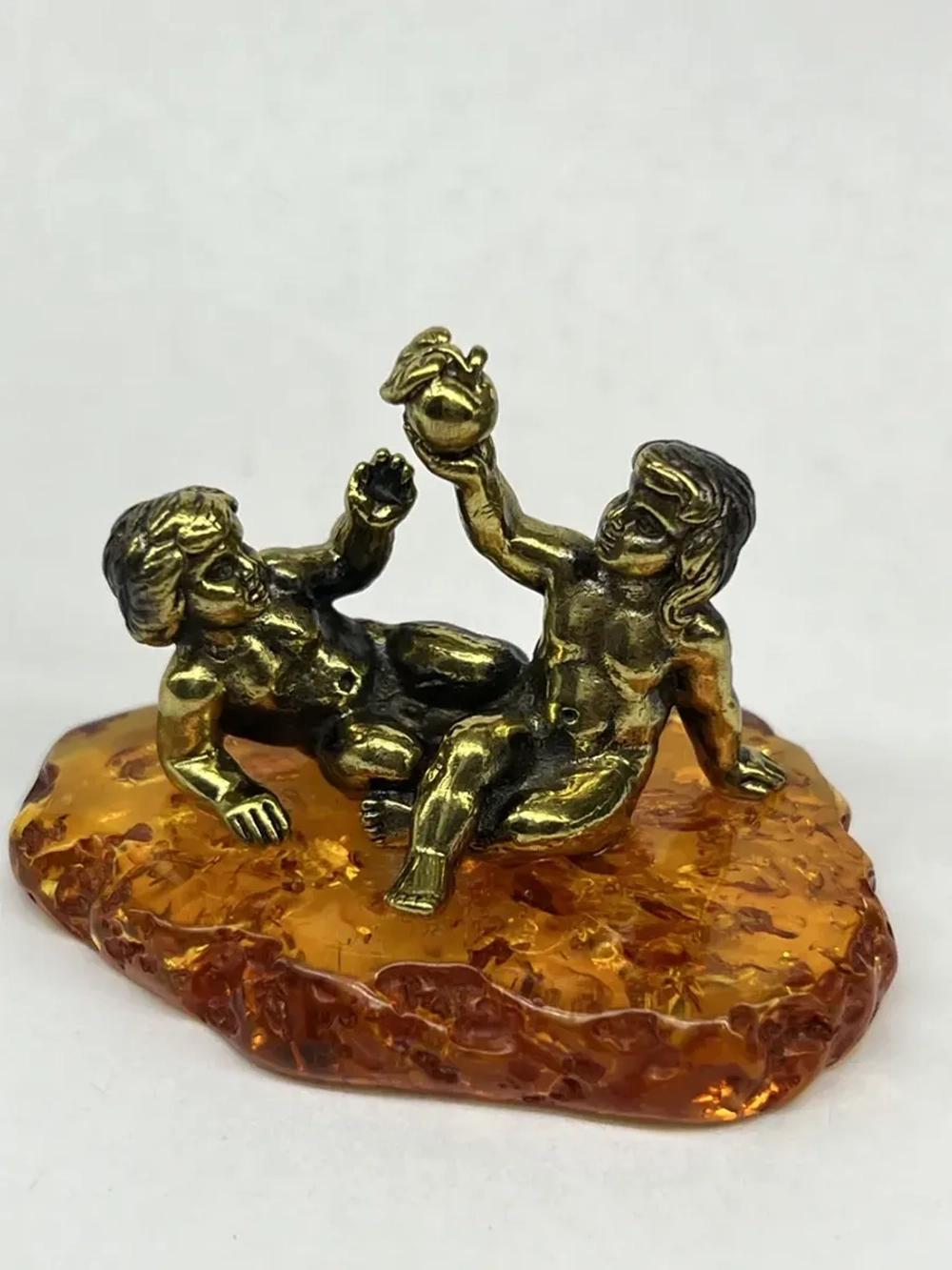 Бронзовая статуэтка на янтаре